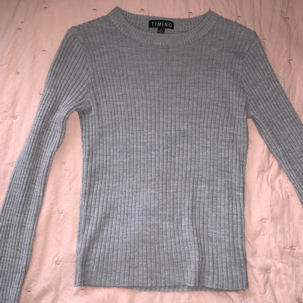 Grey long sleeve sweater/ top